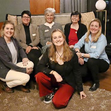 Ein Abend voller Leben, Arbeit und Wahnsinn - Frauenforum-Teilnehmerinnen aus dem Saanenland: von links:Tanja Brunner, Verwaltungsdirektorin Gemeinde Saanen; Barbara Kernen, Gemeindepräsidentin Gsteig; Ruth Oehrli, Gemeindepräsidentin Lauenen; Petra Schläppi, Gemeindepräsidentin Saanen; Patricia Matti, Gemeinderätin Saanen. Vorne: Mirta Grundisch, Mitglied OK Frauenforum Thun-Oberland, SP Saanen. FOTOS: ZVG