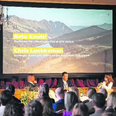 Impact Circle Event: Künstliche Intelligenz im Fokus - Chris Luebkeman, Reto Knutti und Moderatorin Carolin Roth (v.l.) beim vergangenen Impact Circle. FOTOS: IMPACT GSTAAD