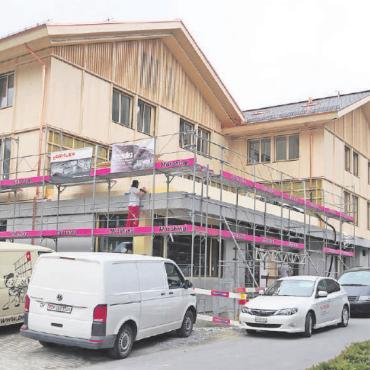 «Ufrichti», der symbolische Endspurt beim Neubau - Das neue Gebäude der Raiffeisenbank Obersimmental-Saanenland soll im Spätsommer eingeweiht werden. FOTO: ZVG