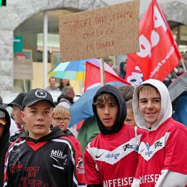 Das Pays-d’Enhaut steht auf: Hunderte demonstrieren für ihren Gesundheitsstandort - Auch der Eishockeyclub und viele andere Klubs und Vereine demonstrierten für die Gesundheitsversorgung in ihrer Region.