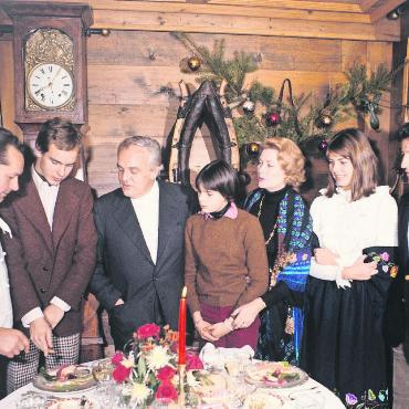 «Frühmorgens gings los auf Promijagd, den ganzen Tag war ich auf der Pirsch» - Die monegassische Fürstenfamilie feiert im Hotel Alpenrose in Schönried v.l.: Hotelier und Koch Fredy von Siebenthal, Prinz Albert, Fürst Rainier, Prinzessin Stéphanie, Fürstin Gracia Patricia, Prinzessin Caroline und ihr Verlobter Philippe Junot.