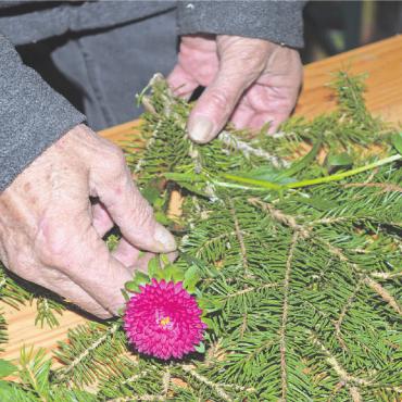 Gstaad Züglete 2022 – ein Publikumsmagnet - Astern und Tannengrün werden zum Kopfschmuck für die Kühe und Gustis. FOTO: ANJA MOOSMANN