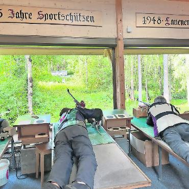 Toni Oehrli gewinnt das Vereinswettschiessen - Konzentration im Schiessstand: Im August fand in Lauenen das Vereinswettschiessen statt. FOTO: ZVG