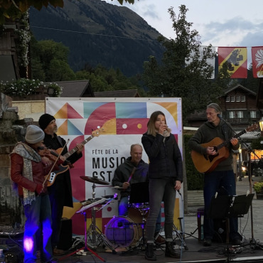 Fête de la Musique: gelungene Premiere - Eine der grösseren Bands, die in Gstaad auftraten: Mina’s Choice. (Foto: zog)