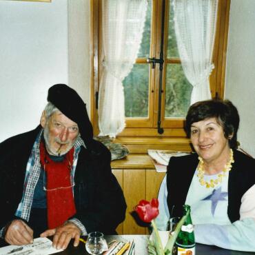 Erinnerungen an Kunstmaler Jean-Louis Gétaz zu seinem 20. Todestag - Jean-Louis Gétaz mit Lucienne, der Witwe des Malers und Schriftstellers Netton Bosson, am 17. Februar 2002 bei seiner letzten Ausstellung in der Galerie Antika in Grandvillard. FOTO: ZVG