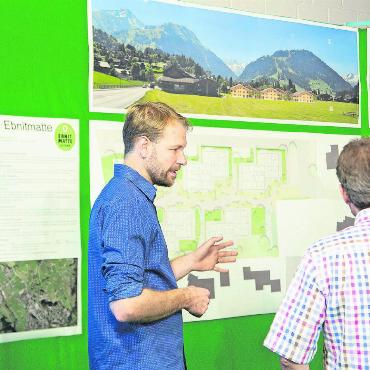 Impressionen: Endlich wieder Gstaader Messe! - Claudio Thoenen, einer der Projektverantwortlichen der Ebnitmatte, stellt sich den Fragen zum Projekt und dem gemeinnützigen Wohnungsbau.