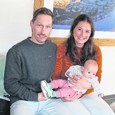 Internationaler Hebammentag am 5. Mai: - Marina und André Steiger aus der Lenk mit ihrer ersten Tochter Iva.