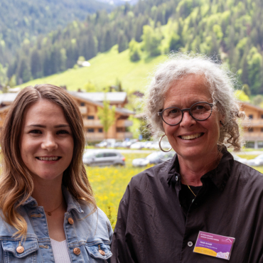 «I guete wie i schlächte Zyte… - Dominique Zwahlen,  Marketingverantwortliche Alterswohnen STS AG (links), und Heidi Arnold, Betriebsleiterin Alters­wohnen Maison Claudine Pereira, sind begeistert, dass das Fest so gut läuft.