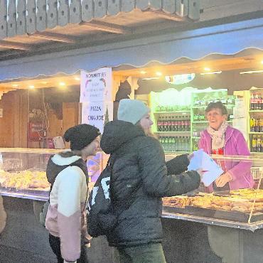 Auf den Spuren des «Père Noël» am Weihnachtsmarkt in Montreux - Pardon, Madame. Comment dit-on «chnoblibrot» en français?