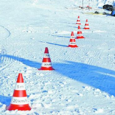 Für weniger Schneesportunfälle auf der Piste unterwegs - Pylonen zeigen auf, wie lange der Bremsweg bei einer bestimmten Geschwindigkeit wird. Hier noch noch nicht eingerechnet: Die Reaktionszeit, die den Bremsweg noch um etwa die Hälfte verlängert.