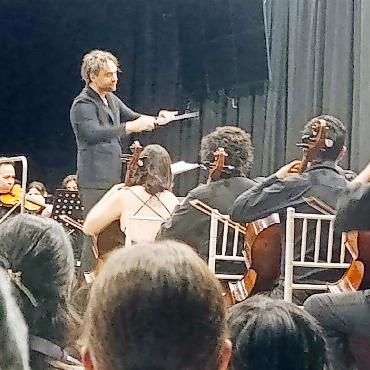 Ein aussergewöhnliches Konzert - Der deutsche Dirigent und Cellist Leonard Elschenbroich.
