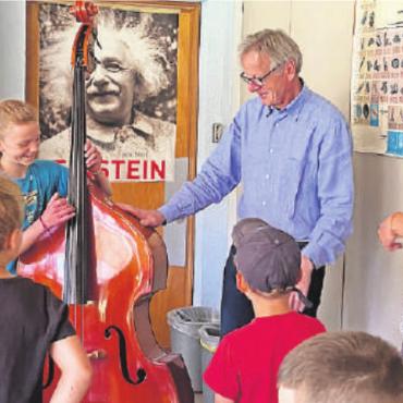 Grossandrang beim Schnuppertag der Musikschule - Selbst Albert Einstein (im Hintergrund) hat seine Freude am Kontrabass.