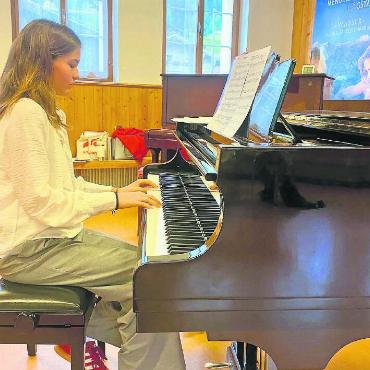 Erfolgreiche Certificats-Prüfungen - Roisin Schwitzguébel, Klavier.