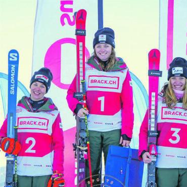 Jahresrückblick 2024 – Sport: Saanenlands Sportelite überzeugte - Dania Allenbach (links) und Sue Piller (Mitte) auf dem Podest eines FIS-Rennens im November 2024. FOTO: ZVG