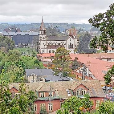 Kuchen und Mestizenbarock - Blick auf Puerto Varas im Seengebiet.
