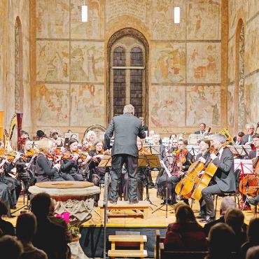 Saaner Altjahrskonzerte: Beethovens Siebte als Hauptwerk - Das Orchestra degli Amici unter der Leitung von Michael Bach. FOTO: PHILIPPE CHEVALIER