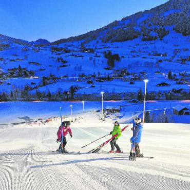 Gelungener Renntag dank Mutter Natur - 7 Uhr: Zeit zum Ausstecken des Slaloms. FOTO: MELANIE STÄHLI