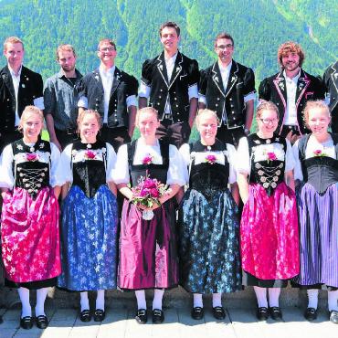 Ausgebildete Landwirt:innen starten in die Berufslaufbahn - Die Klasse 3K der diplomierten Landwirt:innen EFZ mit Christoph Kohli, Gstaad (hinten, Erster von links), und Celine von Grünigen, Gstaad (vorne, Zweite von links).