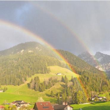 LESERBILDER - Ein Regenbogen im Doppelpack präsentierte sich am Sonntagabend vor der Gummfluh. FOTO: SONJA WOLF, CHÂTEAU-D’OEX