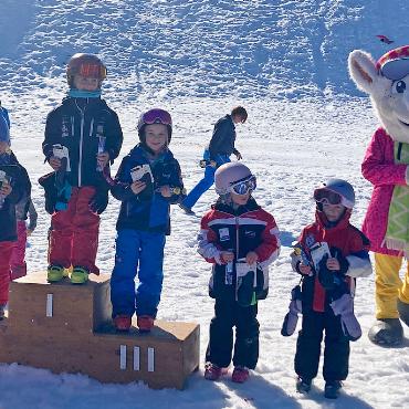 Erfolgreicher 1. Saanen-Cup am Eggli - Podestfahrerinnen der Kategorie Mädchen 2018: (v.l.) Sophie Romang, Kaia Haldi und Kendra Mösching. FOTOS: ZVG