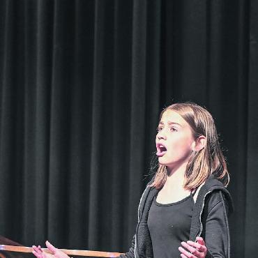 Louisa Blum ist Saaner Solochampion 2023 - Mit ihrem Vortrag des Liedes «Et Bam» von Vianrey konnte die Sängerin Louisa Blum mit ihrer Stimme die vier Jurorinnen und Juroren überzeugen. FOTOS: PHILIPPE CHEVALIER