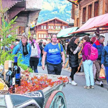 Alpkäse- und Glockenmarkt in Saanen - Am Aufmarsch des zahlreichen Publikums freuten sich die Standbetreiber.