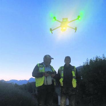 Rückblick Rehkitzrettung 2023 des Jagd- und Wildschutzvereins Saanenland - Die Drohnenpiloten stehen frühmorgens im Einsatz. FOTOS: TOM SCHILD