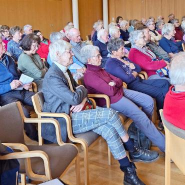 Rendezvous mit ehemaligen Schriftstellern aus dem Saanenland - Die zahlreichen Frauen und Männer lauschten mucksmäuschenstill der gehaltvollen Dichterlesung. Später, in Gesprächen bei Kaffee und Kuchen, standen zwei Themen im Vordergrund: zum einen die Fähigkeit des Referenten Urs Bach, der in ausgewogenem Sprechtempo amüsante Geschichten erzählte, und andererseits die Erkenntnis, dass die Sprache der heutigen Jugend förmlich den Bach hinunter schwimme. FOTO: EUGEN DORNBIERER-HAUSWIRTH