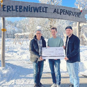 Tombolaerlös für die Alpenruhe - Beat «Bidu» Fritz (rechts) und Hans Frautschi (links) übergeben Markus Kindler den Spendenscheck.
FOTO: ZVG