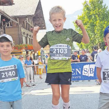 Traumhafte Bedingungen am Glacier 3000 Run und Kids Run 2022 - Kategorie: Knaben 1/Jg. 2015 und 2016. Zehn Teilnehmer. 1. Gabriel Blauenstein, Muri; 2. Noel Rohner, Pfäffikon und 3. Edourad Regout, Gstaad.