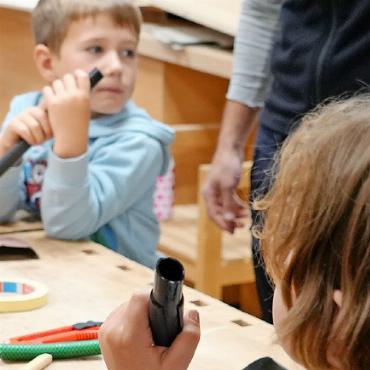 «Ich hätte mir keinen besseren Auftakt wünschen können!» - Ein kleines Kind hält stolz seine selbst gemachte Flöte in der Hand.