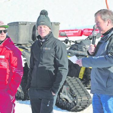 Erfolgreiches Brückenbauen über den Röstigraben - Auch mit dabei: Michael Zimmermann, Leiter der Skischule Gstaad, Mike von Grünigen als Vorfahrer und Gemeindepräsident Toni von Grünigen (von links). FOTO: NICOLAS GEISSBÜHLER