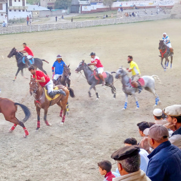 Von Persien in die Pampa – die Weltgeschichte des Polos - Der unscheinbare Chowgan Polo Ground in Chitral, im Norden Pakistans, gilt als eine der Geburtsstätten des modernen Polosports. In der Nähe liegt der Shandur-Pass (3738m), wo jährlich im Sommer das höchste Poloturnier der Welt gespielt wird. FOTO: MARTIN GURTNER-DUPERREX