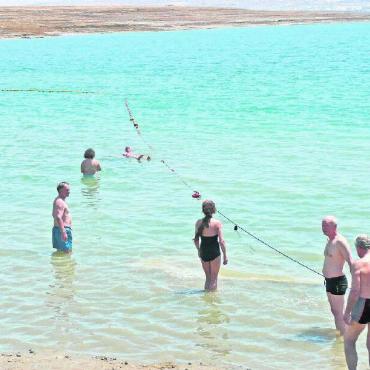 Gegensätzliches Israel - Erlebnisbad im Toten Meer.