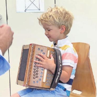 Grossandrang beim Schnuppertag der Musikschule - Ehrfurcht vor dem Instrument wandelt sich meist schnell in Freude um.