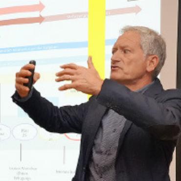 Gemeinsam am Flipchart für die Zukunft der Destination Gstaad - Professor Urs Wagenseil.