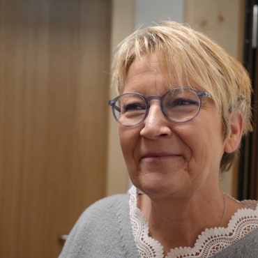 «Glänzt wie früsch!» – Altersheim Sunnebühl feiert Jubiläum und Sanierung - Während der Arbeit brauche sie wohl nun eine Sonnenbrille, schmunzelt Nicole Kasprzak, Pflegedienstleiterin. Sie freut sich auf die «helle Zukunft» des Altersheims. Foto: Jonathan Schopfer