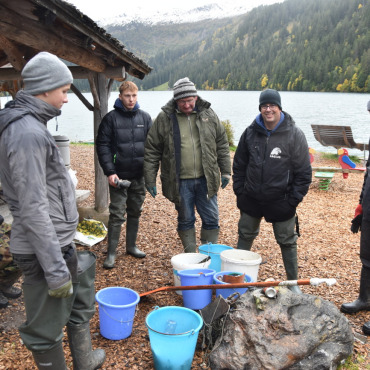 Arnenseeputzete - Die «Fusstruppen» – sie haben mit weiteren freiwilligen Helferinnen und Helfern den Unrat auf dem Uferweg zusammengetragen. 