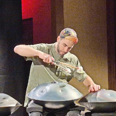 «Snow from yesterday» – eine mystische Klangreise bei Zweisimmen Jazz - Manu Delago spielte das Hang nicht nur mit Fingern, Daumen und den Händen.