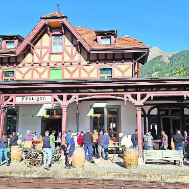 Von Frutigen bis Aosta: ein erlebnisreicher Firmenausflug - Kurze Kaffeepause beim alten Bahnhof Frutigen, bevor es entweder in den Lötschberg ging oder ein kniffliges Quiz beim Outdoor Adventure Game gelöst wurde.