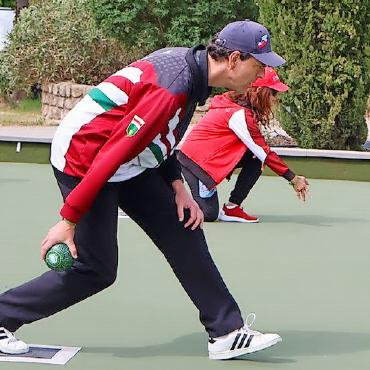 Saisonstart des Bowls Club Gstaad, international und national - Pierre Vanderhout und Sitanan Zaller bei der Abgabe.