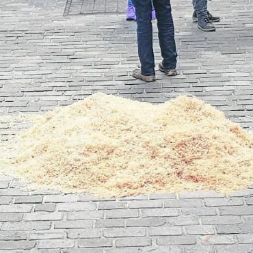 Frohes Eiertütschen und lebhaftes Osternäschtlisuchen - Der Sägemehlhaufen liegt dieses Mal nicht für einen Schwinget bereit, sondern, um das in ihm versteckte Ei zu suchen.