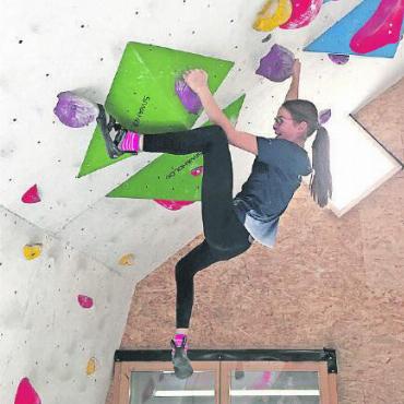 Bereit für den Langlaufwinter - … an der Kletterwand unterwegs.