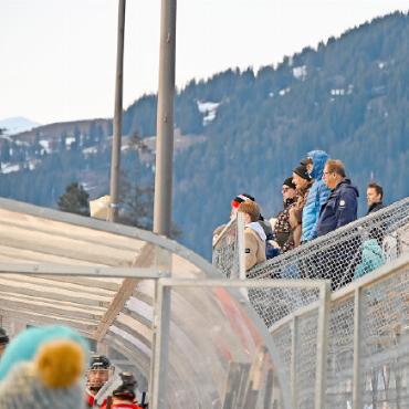 «Wir wollen gute Gastgeber sein» - Das Publikum verfolgt gespannt den Match.