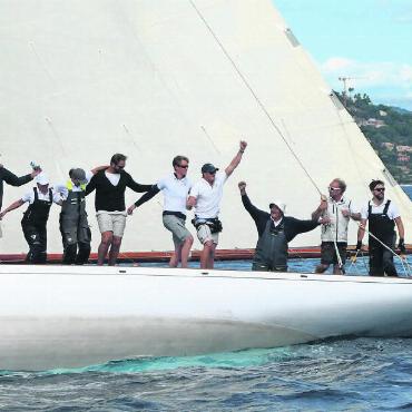 Eine Filmpremiere und ein Erstsieger - Die jubelnde Gewinner-Crew auf der hundertjährigen Yacht Kismet (1898). FOTOS: JÜRG KAUFMANN/GYC