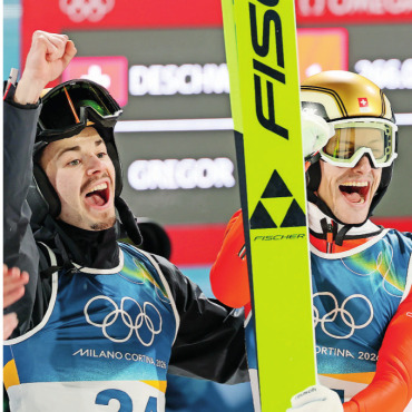 So war Olympia 2026! - Das Resultat ist da! Sandro Hauswirth (links) freut sich zusammen mit Gregor Deschwanden über die Bronzemedaille.     FOTO: ZVG