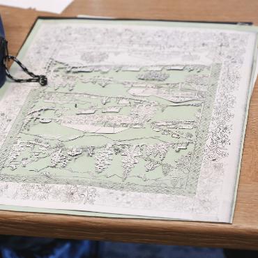 Die Kunst des Scherenschnitts ist komplizierter als gedacht - Während wir an den einfachen Formen arbeiteten, stellte unsere Leiterin ein komplizierteres Bild zur Schau. FOTO: PAULA MITTAG