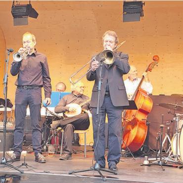 Heisse Rhythmen am kühlen Sommerabend - Diese sieben Musiker der «Dixieland Bull’s Band» haben in Saanen die Besucherinnen und Besucher des zweiten Saaner-Proms-Konzertabends begeistert. Die Musiker sind in der Musikbranche oder im Musikunterricht tätig und spielen in weiteren Jazz-, Klassik- und Varieté-Ensembles. FOTO: LÉONIE MÜLLER