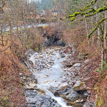 Sanierung am Turpachbach bewilligt – Jahresrechnung deutlich besser als budgetiert - Nach dem grossen Unwetter vom Herbst 2024 wurde die Böschung des Turpachbachs oberhalb der Chrambrücke noch im November mit Spritzbeton gesichert, um Schäden durch allfällige weitere Unwetter zu verhindern. FOTO: ZVG