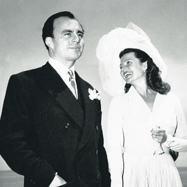Aga Khan – von hoher Diplomatie und Jetset zur Philanthropie - Solche Bilder gingen Anfang der 1950er-Jahre in der Regenbogenpresse um die Welt: Prinz Aly Khan und Hollywood-Superstar Rita Hayworth. Wohl auch wegen seines Lebensstils bestimmte Alys Vater, Aga Khan III., 1957 nicht ihn, sondern seinen Enkel Karim zum vierten Aga Khan und zum Imam der Ismailiten.